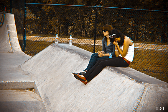 girls-at-skatepark